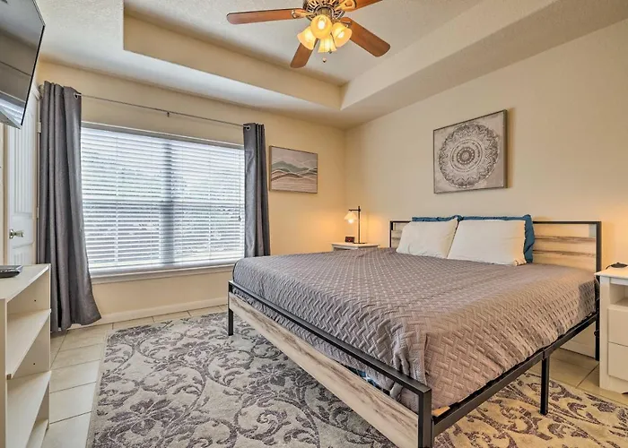 Pet-Friendly Home W/ Deck: 1 Mi To Canyon Lake Fun