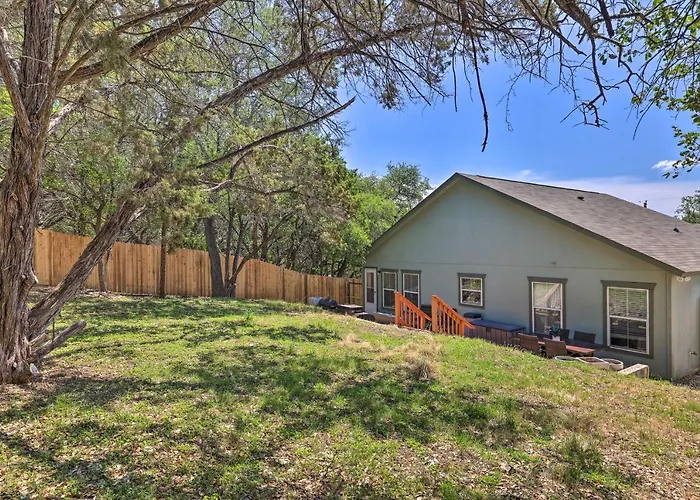 Pet-Friendly Home W/ Deck: 1 Mi To Canyon Lake Fun