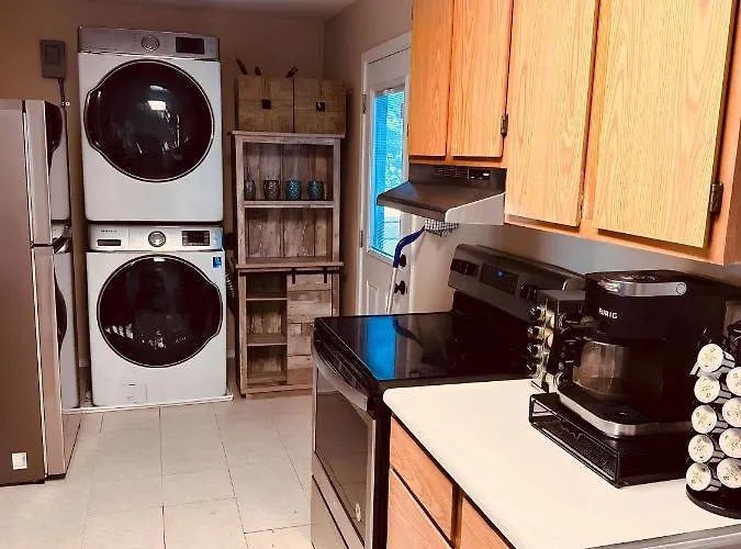 Free Tubes, Sleeps 8, Hottub, Firepit, Pet Friendly!